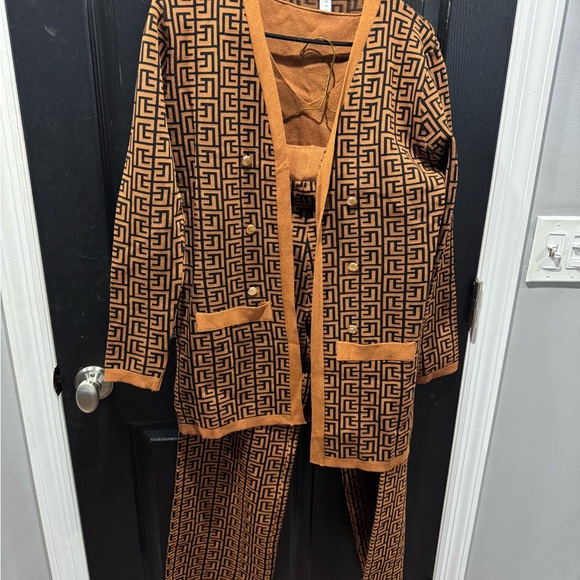 Black and White Geometric Patterned Cardigan and Pants Set - Picture 11 of 11